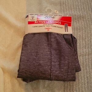 Ladies capri leggings with pocket